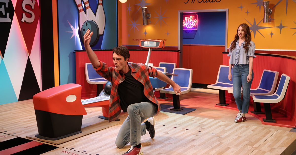 Jacob Elordi’s Bowling Date Goes Wrong on SNL
