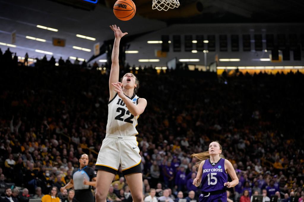 Caitlin Clark and Iowa’s top-ranked offense to face West Virginia’s turnover-hungry defense